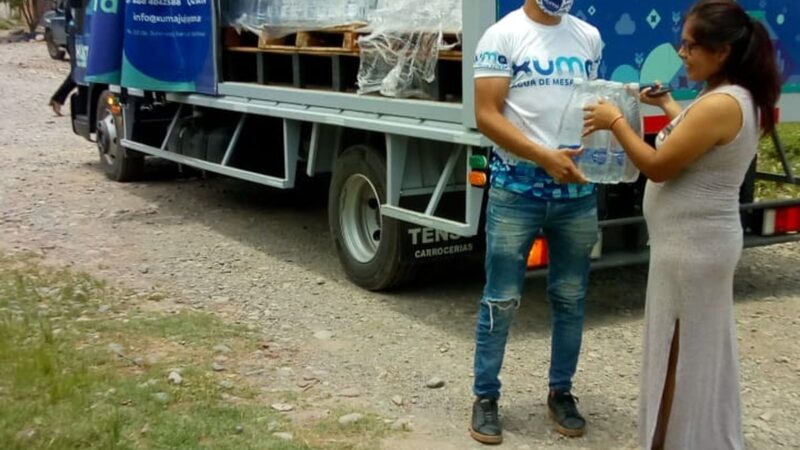 XUMA entregó agua embotellada en El Carmen