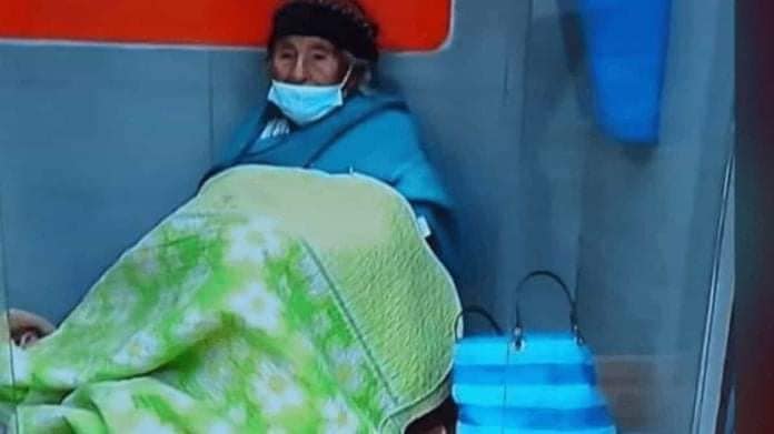 Abuelita duerme desde hace días en un cajero a la espera de su hijo