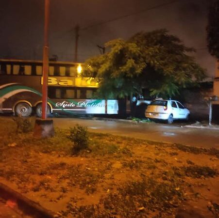 San Pedro de Jujuy: Colectivo perdió el control y se incrustó en una casa