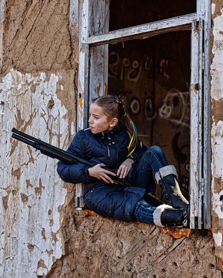Con 9 años, desafía a Rusia con un rifle y un chupetín: la historia de la foto que viralizó Ucrania
