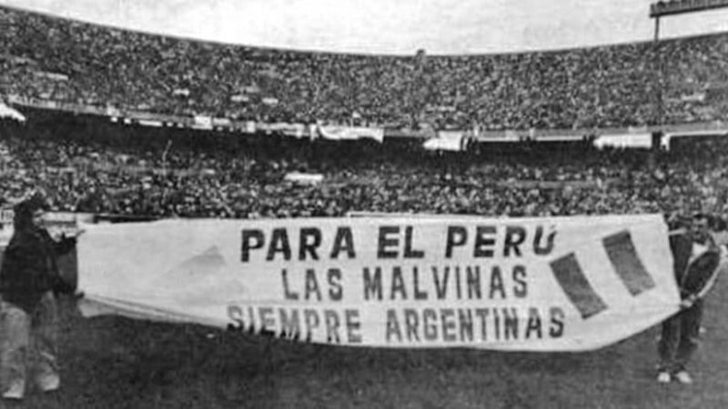La historia detrás de la histórica bandera de Perú en apoyo a Argentina en la Guerra de Malvinas