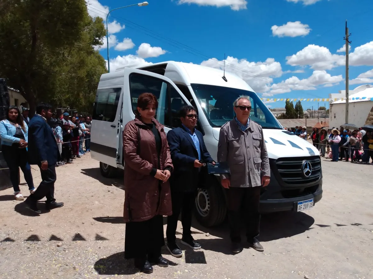 El Gobierno Provincial entregó una Trafic al pueblo de El Aguilar en el día de su patrona