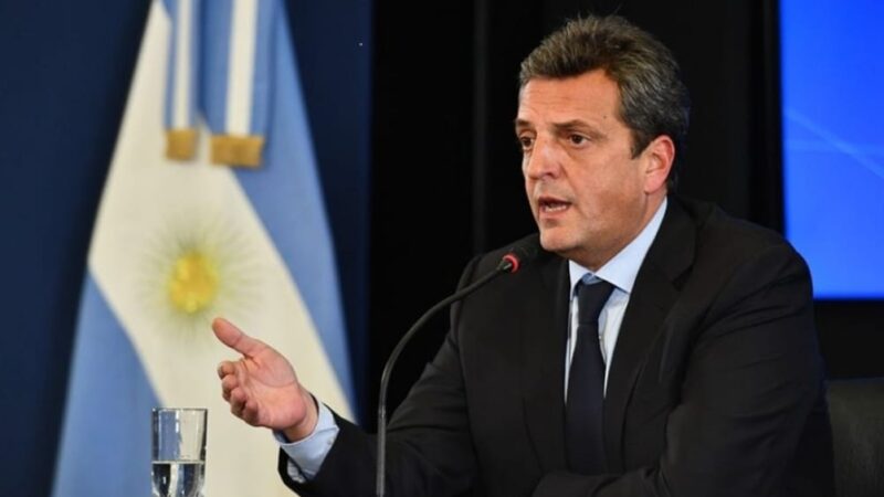 Sergio Massa trató a Uruguay de «hermano menor» y un legislador uruguayo salió a responderle «Gracias, pero no creo que ningún uruguayo quiera ser cuidado por un ministro de Economía que tiene un dólar cotizando a 350 pesos».