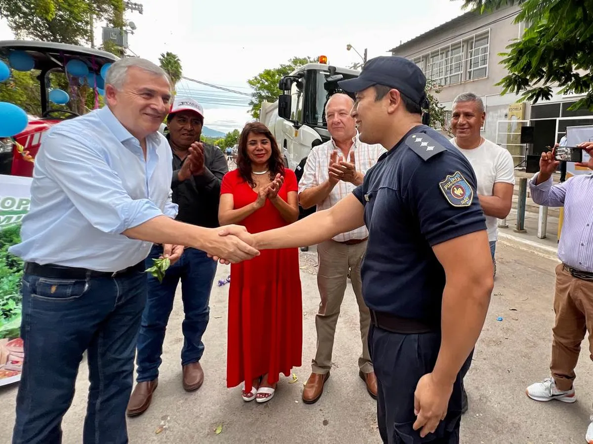 Morales entregó una moto y alarma comunitaria para mejorar la seguridad en Aguas Calientes