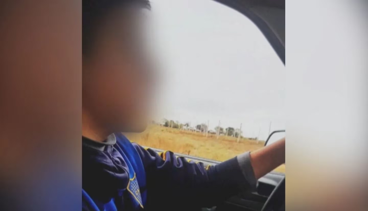 El drama detrás del nene que se escapó en auto y manejó 450 Km: “Quería ver a su mamá, que lo abandonó”