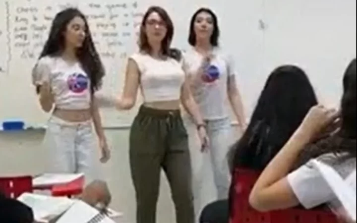 La profesora que es furor por sus videos bailando en clase con los alumnos fue despedida