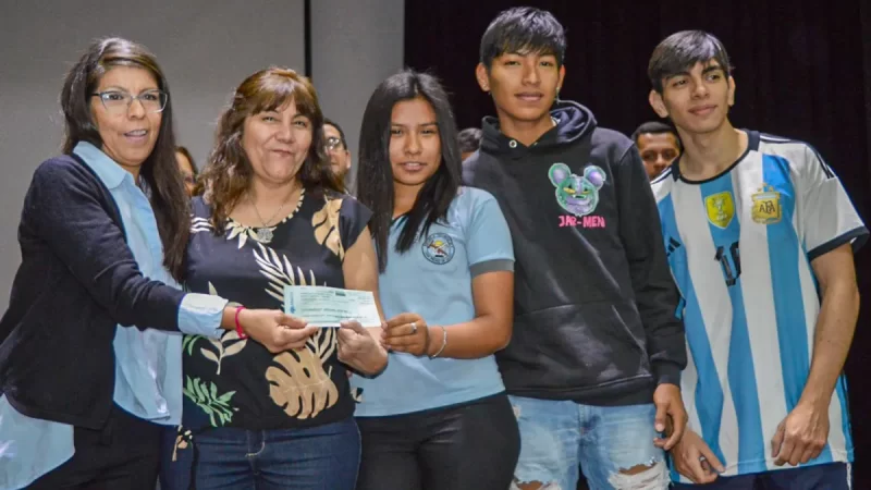 DIA DEL ESTUDIANTE. San Pedro: El gobierno entregó subsidios a escuelas secundarias poniendo en valor la esencia del estudiante