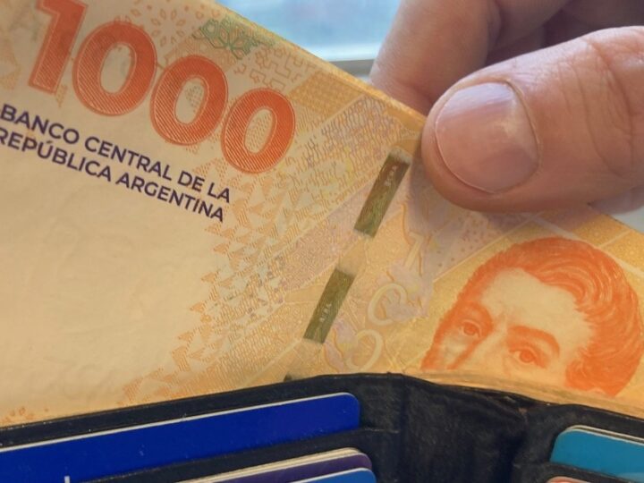 Salario Mínimo: el aumento que anunció Luis Caputo para febrero 2024 arranca con una pérdida de 20% contra la inflación