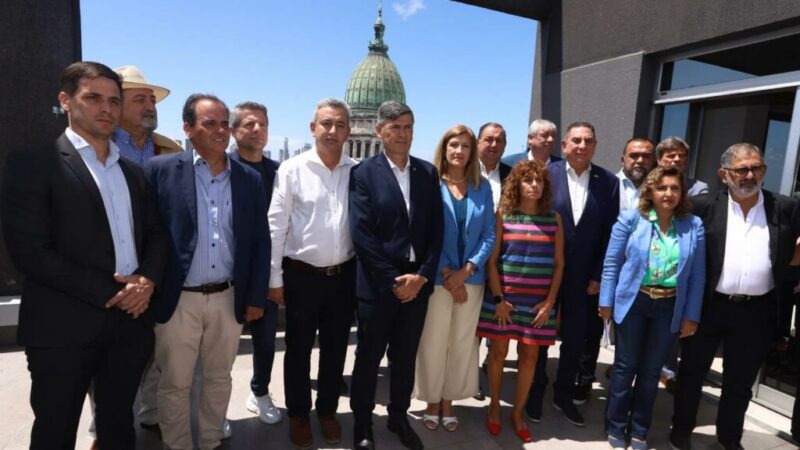 Raúl “Chuli” Jorge junto a mandatarios municipales de todo el país abordaron la crisis del transporte público
