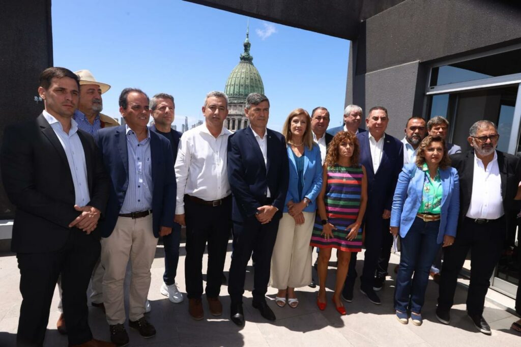 Raúl “Chuli” Jorge junto a mandatarios municipales de todo el país abordaron la crisis del transporte público