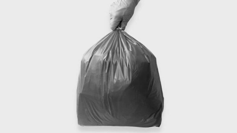 Las bolsas plásticas contienen residuos de envases vacíos de fitosanitarios, cuya utilización en estos casos está prohibida por ley.