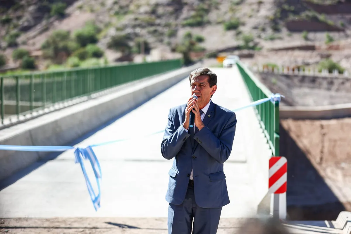 Plan Maestro Jujuy. Carlos Sadir inauguró un puente sobre el Río Grande en Purmamarca