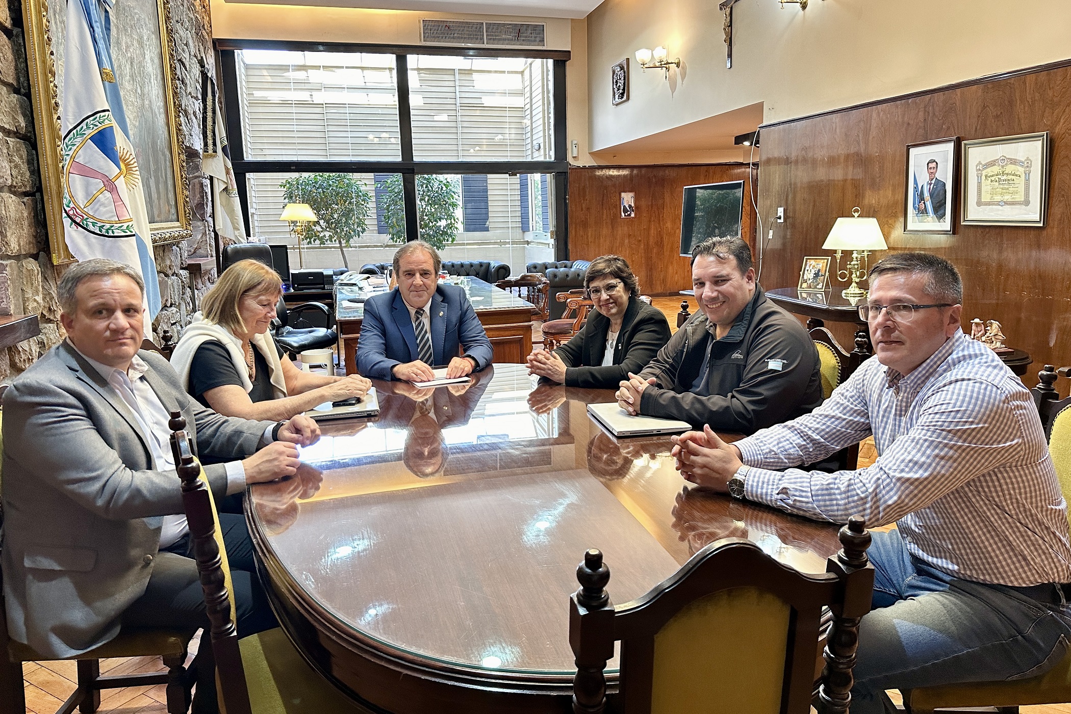 El Vicegobernador Alberto Bernis y la Ministra Calsina hablaron sobre la posibilidad de sumar al Poder Legislativo al proceso de digitalización de Jujuy